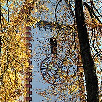 Kirchturm hinter Laub