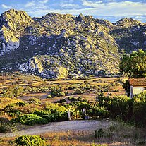 Landschaft der Gallura mit Häuschen