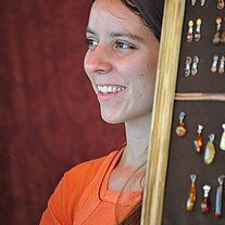 schöne Schmuckverkäuferin