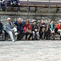 Japaner im Burghof