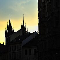 Silhouette der Tyn Kirche am Abend
