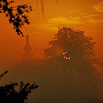 Sonnenaufgang hinter der Pressather Kirche