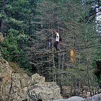 Christian wagt sich auf die Brücke