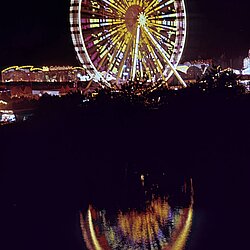 Riesenrad Spiegelung in der Donau
