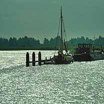 Kähne im Gegenlicht