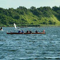 Ruderer in der Bucht