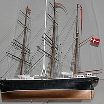 Schiff an der Kirchendecke