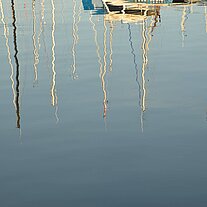 Bootsmasten Spiegelungen