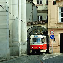 Tram zwängt sich durch eine Gasse