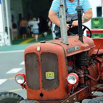 Traktorfahrer im Hafen von Lyø