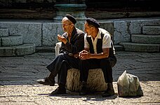 alter und junger Mann im Moscheehof