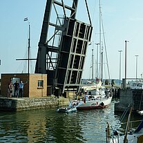 Boot fährt unter der Zugbrücke durch