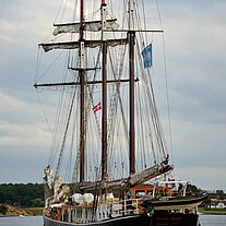 Segler verläßt den Hafen