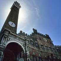 Palazzo publico im Gegenlicht  Siena