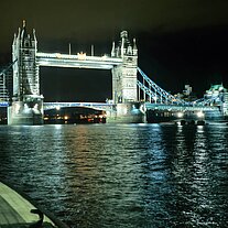Tower Bridge bei Nacht