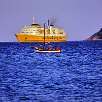 Fischerboot vor Fährschiff