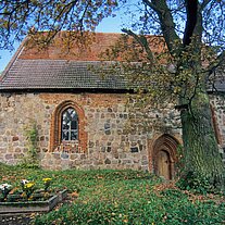 Kirchlein mit Eiche