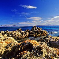 Isola Tavolara und Felsenküste