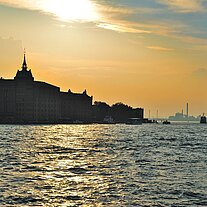 Kreuzfahrtschiff am Abend