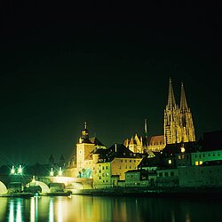Dom mit Steinerner Brücke bei Nacht