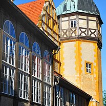 Turm mit gelben Rändern