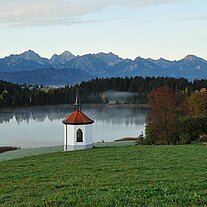 Hegratsrieder See mit Hof und Kapelle
