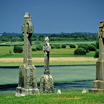 Kreuze über der Flusslandschaft des Shannon