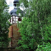 Kirche von Uftrungen hinter Bäumen