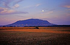 Mondaufgang hinter dem Somló Berg