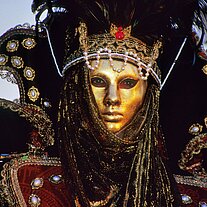 goldene Maske in Schwarz