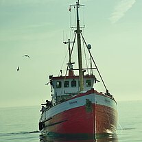 roter Kutter läuft ein