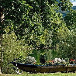 bepflanzter Kahn in Kesten an der Mosel