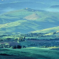 Morgennebel und Hügelland bei Volterra