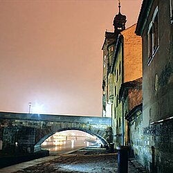 am Donaulände Brücktor nachts