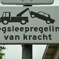 originelles Abschleppschild
