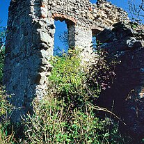 Hausruine mit zwei Fenstern