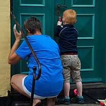 Mama und Bubi renovieren die Tür