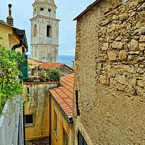 Kirche über dem Ort