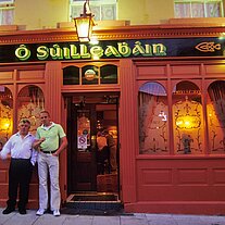 vor dem Pub O Sullivan