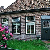 Häuserfront mit Vorgarten