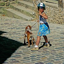 Kind mit Hund und Eis