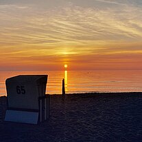 Sonnenuntergang mit Strandkorb