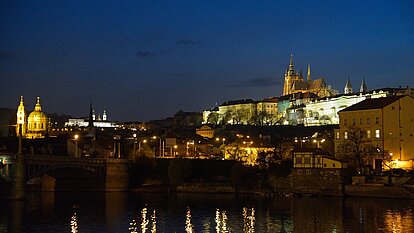 Prager Burg Hradschin mit Veitsdom nachts