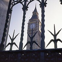 Big Ben durch einen Schmiede - Zaun