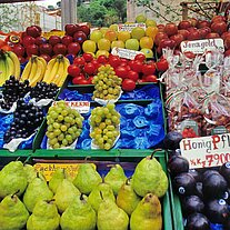 Marktstand mit Früchten