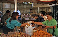 schöne Obstverkäuferin San Gimignano