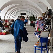 Gaby beim Einkaufen in den Lauben