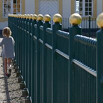 Zaun mit Frau und Kind