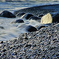 Brandung am Kiesstrand