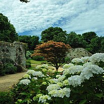 Garten und Mauer mit Gebäuden La Seigneurie